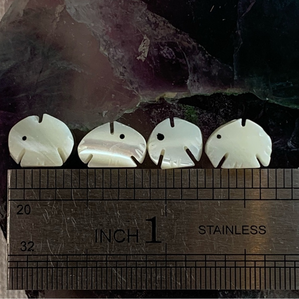 4 Hand Carved Mother of Pearl Fish Fetish Beads MOP Angelfish Vintage Lot 10mm - Picture 8 of 16